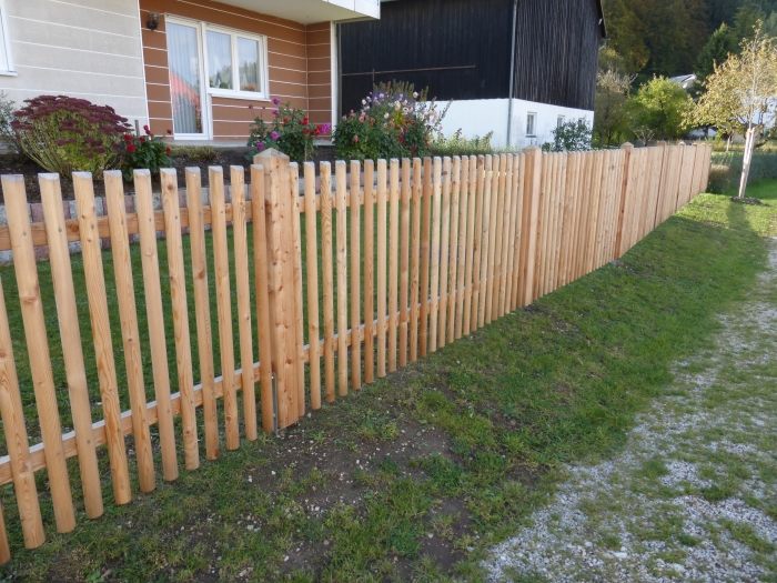 Zeitloser Hobellattenzaun mit Holzpfosten